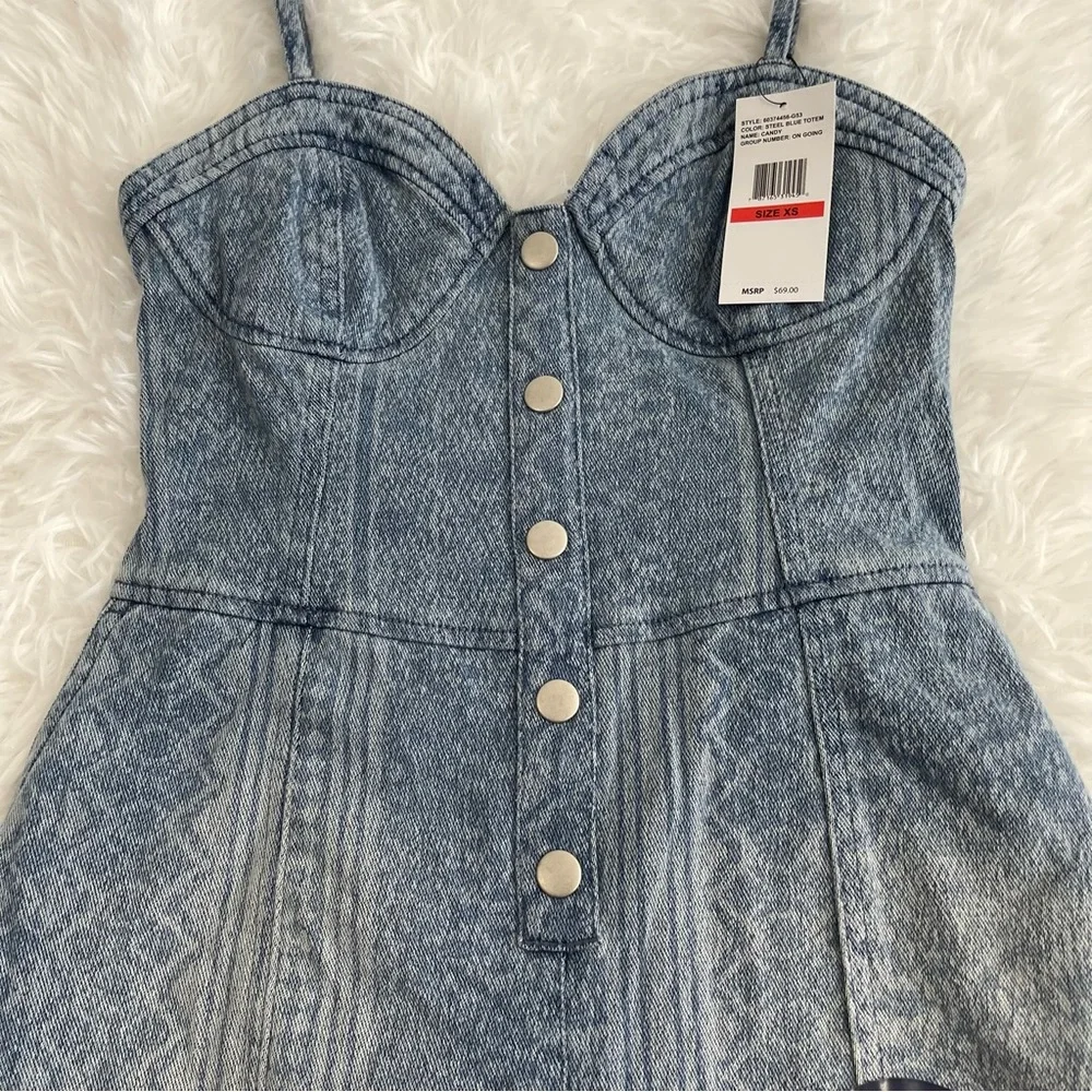 Jessica Simpson Denim Romper Women’s XS Open Back Pockets faux snap front